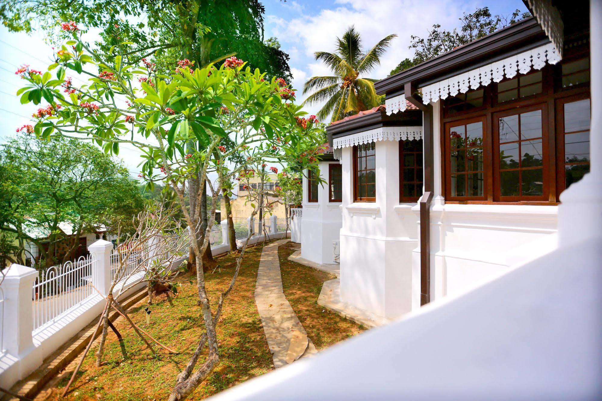 The Secret Kandy Luaran gambar