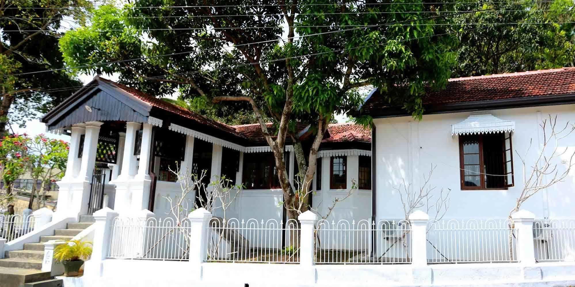 The Secret Kandy Luaran gambar